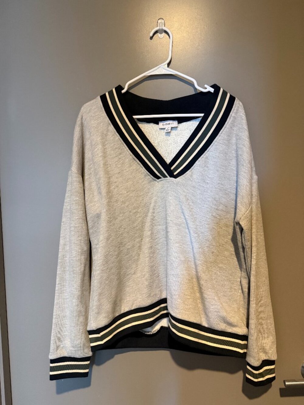 Evereve Gray V-Neck Sweatshirt - Large